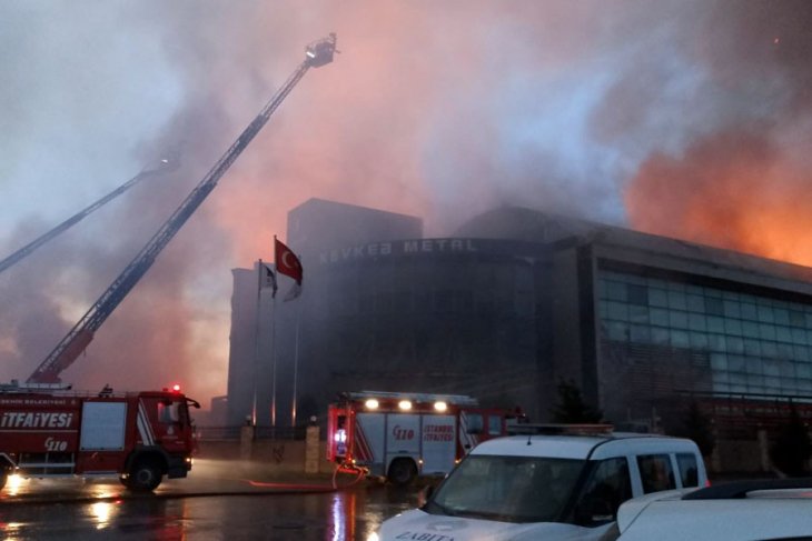 Esenyurt'ta korkutan fabrika yangını
