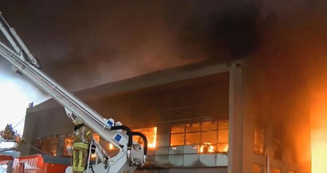 Esenyurt'ta korkutan fabrika yangını