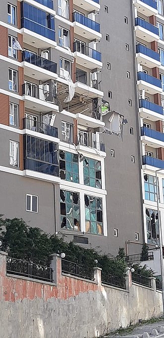 Esenyurt'ta bir binada şiddetli patlama! Daire harabeye döndü...