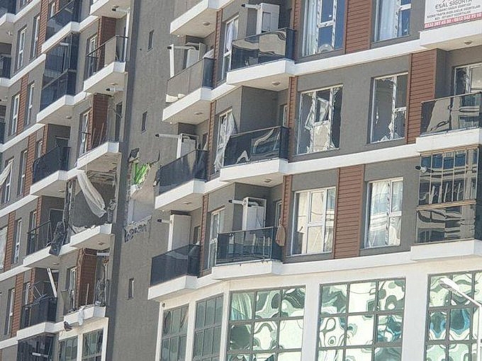 Esenyurt'ta bir binada şiddetli patlama! Daire harabeye döndü...