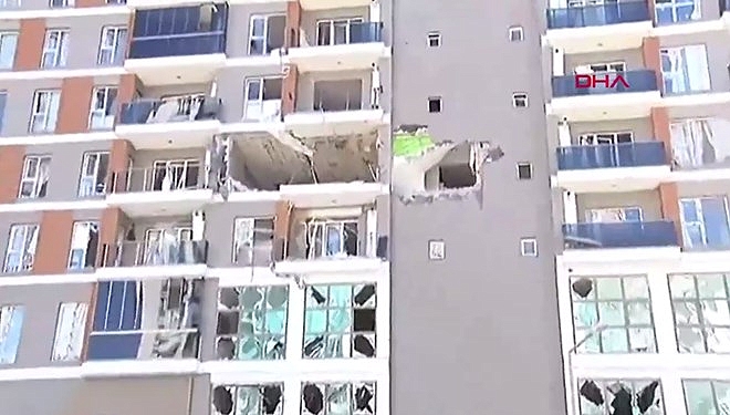 Esenyurt'ta bir binada şiddetli patlama! Daire harabeye döndü...