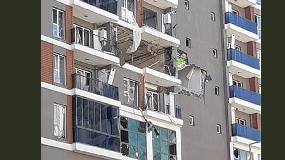 Esenyurt'ta bir binada şiddetli patlama! Daire harabeye döndü...