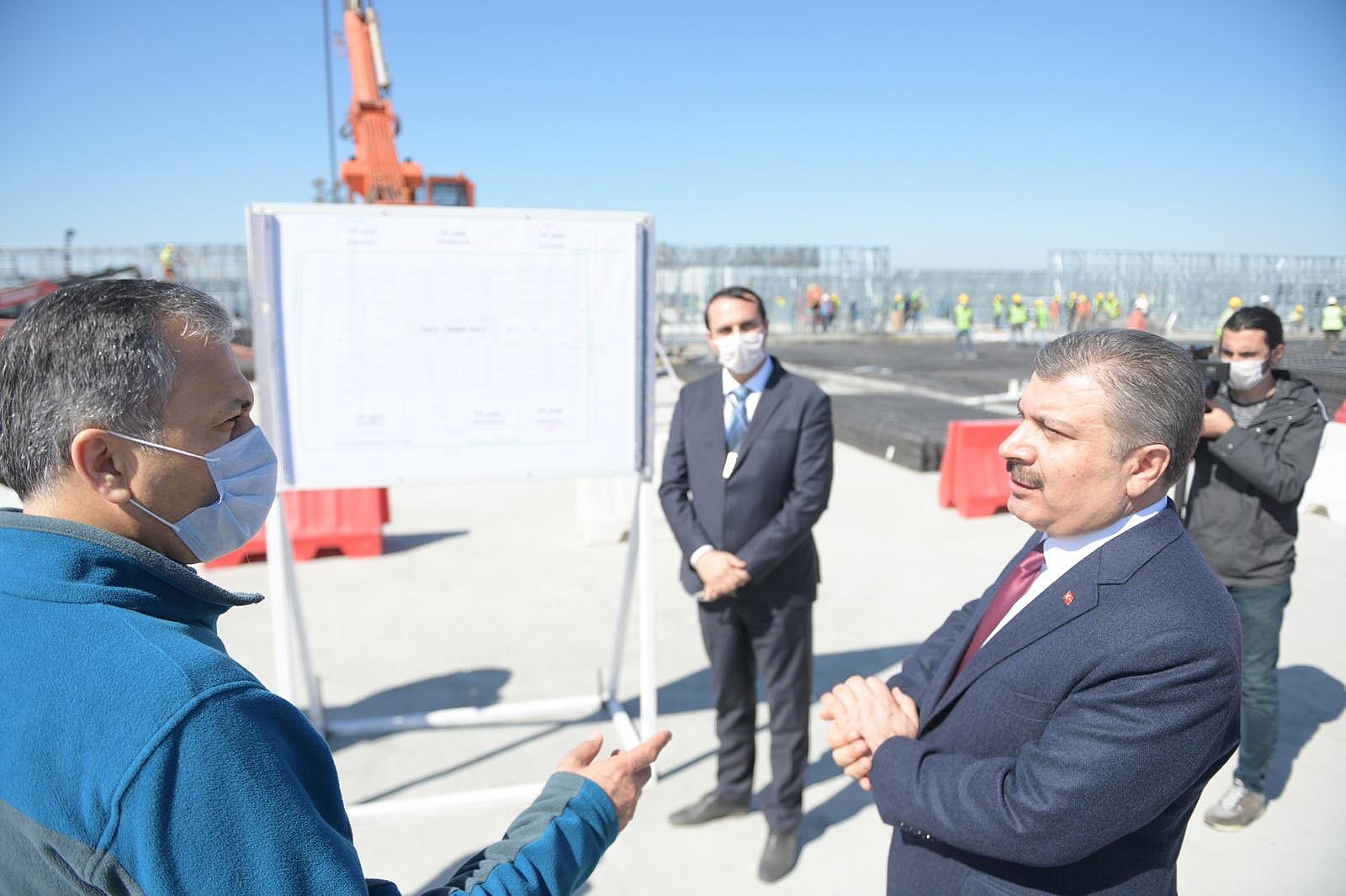 Sahra hastanelerine bir ziyaret de Bakan Koca'dan