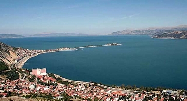Isparta Eğirdir'de Belediye 32 adet dükkan satışa çıkardı