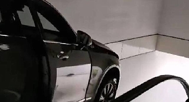 İstanbul'da yaşandı: Otomobil, AVM yürüyen merdivenlerine daldı, askıda kaldı...