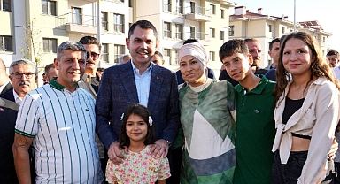 Bakan Kurum, Hatay'da Emlak Konut tarafından inşa edilen deprem evlerini inceledi