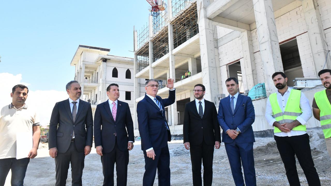 Van Valisi Özcan yeni Valilik binası inşaatını ziyaret etti